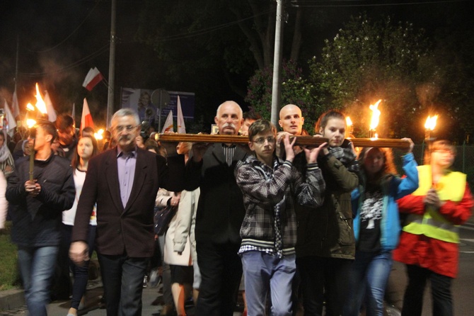 Procesja z symbolami ŚDM ulicami Mielca