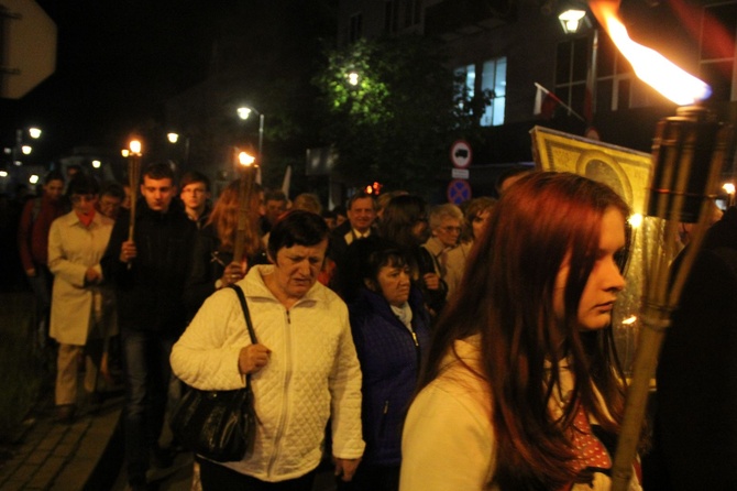 Procesja z symbolami ŚDM ulicami Mielca