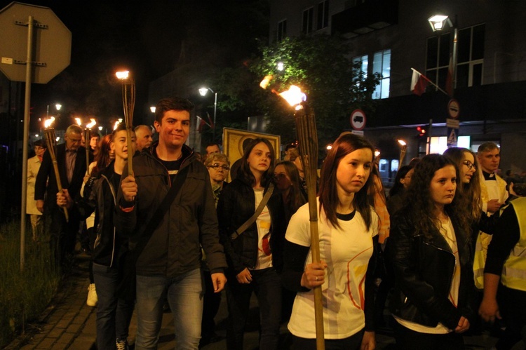 Procesja z symbolami ŚDM ulicami Mielca