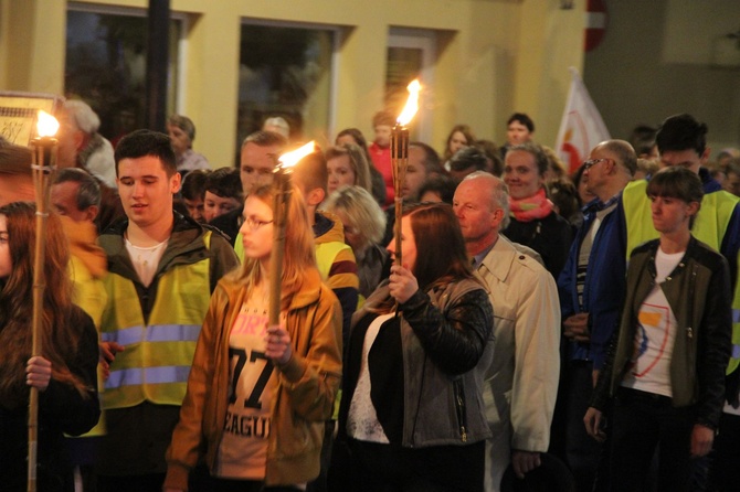 Procesja z symbolami ŚDM ulicami Mielca