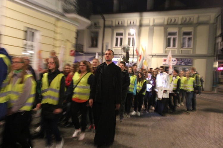 Procesja z symbolami ŚDM ulicami Mielca