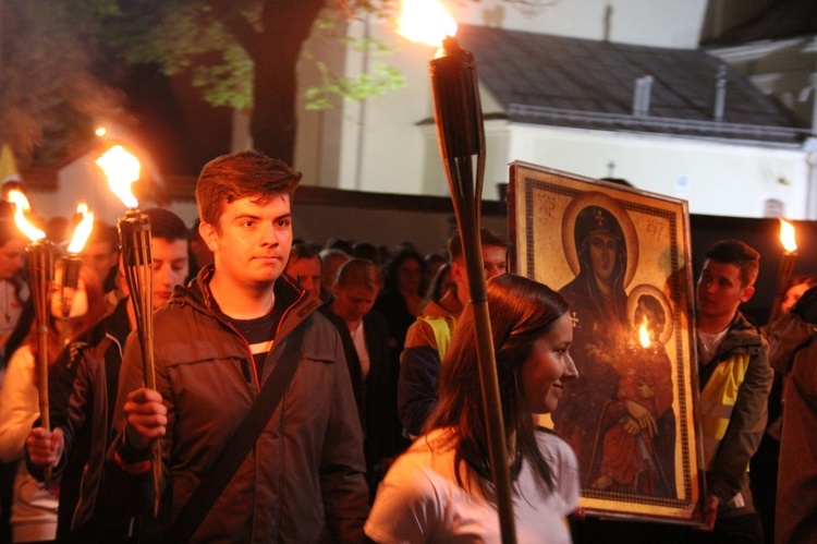 Procesja z symbolami ŚDM ulicami Mielca