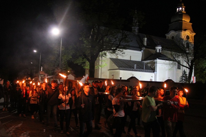 Procesja z symbolami ŚDM ulicami Mielca