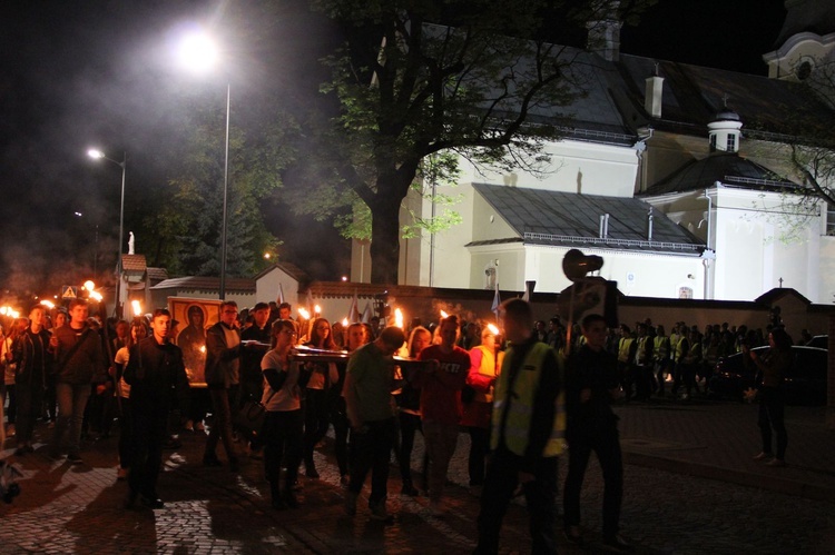 Procesja z symbolami ŚDM ulicami Mielca