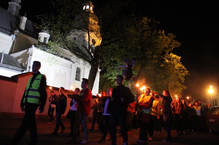 Procesja z symbolami ŚDM ulicami Mielca