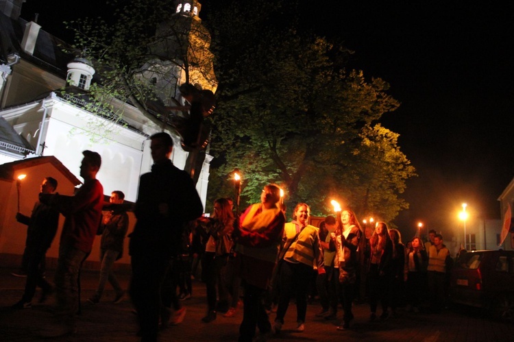 Procesja z symbolami ŚDM ulicami Mielca