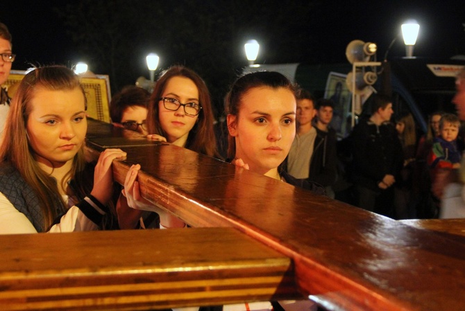 Procesja z symbolami ŚDM ulicami Mielca