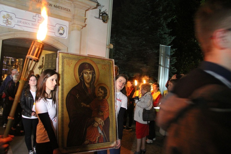 Procesja z symbolami ŚDM ulicami Mielca