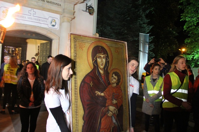 Procesja z symbolami ŚDM ulicami Mielca