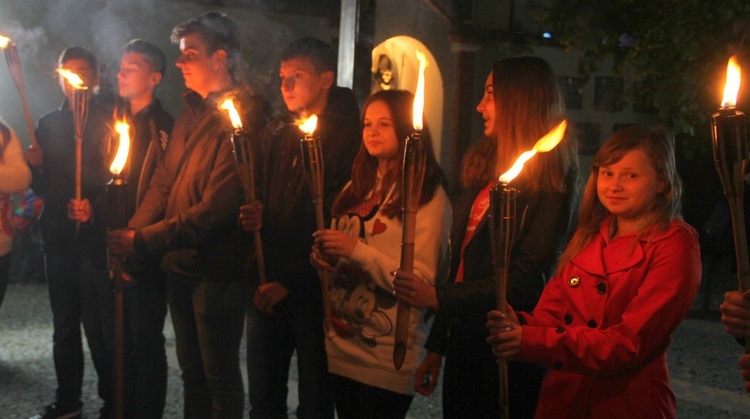 Procesja z symbolami ŚDM ulicami Mielca