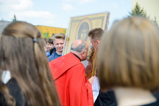 Symbole ŚDM w parafii Ducha św. w Mielcu