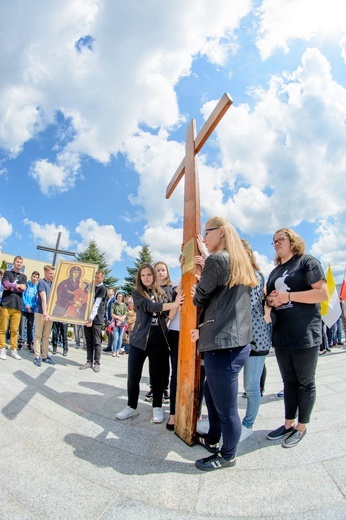 Symbole ŚDM w parafii Ducha św. w Mielcu