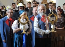 Delegacja strumieńskich parafian wnosi relikwie Apostołów Miłosierdzia
