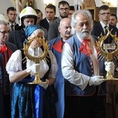 Delegacja strumieńskich parafian wnosi relikwie Apostołów Miłosierdzia
