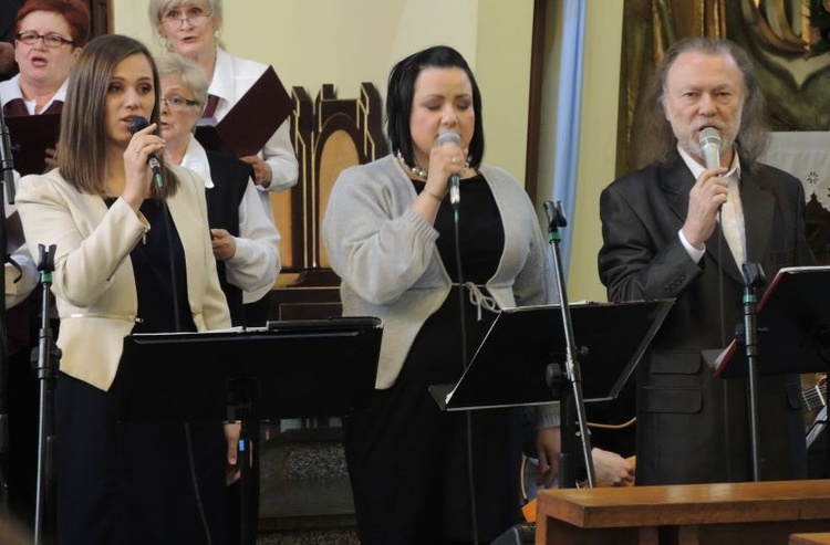  Aleksandra Małkowicz-Figaj, Joanna Konieczna i Marek Bałata podczas pop-oratorium o Bożym Miłosierdziu w Bielsku-Białej