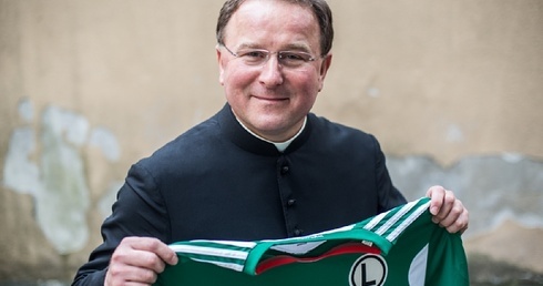 Ks. Bogusław Kowalski kibicuje ukochanej drużynie i jeździ na jej mecze