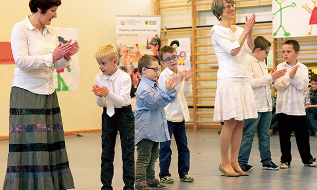 Pierwsze kroki najmłodszych tancerzy.