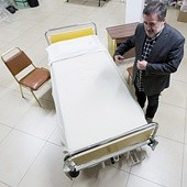 Michał Jakubczyk wicedyrektor Muzeum Domu Rodzinnego Jana Pawła II w Wadowicach, prezentuje sprzęt medyczny z pokoju papieskiego w klinice Gemelli, który można oglądać na specjalnej wystawie.