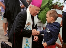 Abp Tadeusz Gocłowski wita się z uczestnikiem pielgrzymki  z Nadola do Żarnowca,         lipiec 2015 r.