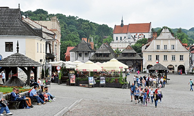 Rynek stracił funkcję typowo handlową, na straganach można znaleźć przede wszystkim pamiątki oferowane licznym turystom.