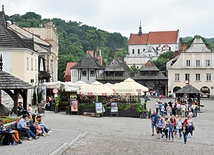 Rynek stracił funkcję typowo handlową, na straganach można znaleźć przede wszystkim pamiątki oferowane licznym turystom.