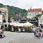 Rynek stracił funkcję typowo handlową, na straganach można znaleźć przede wszystkim pamiątki oferowane licznym turystom.