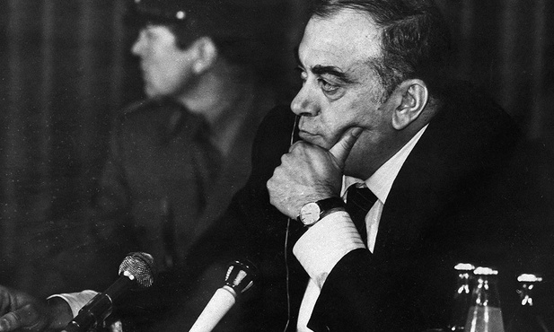 Bekir Celenk, turecki przedsiębiorca powiązany z komunistycznymi służbami specjalnymi. Od niego Agca dowiedział się, że ma zabić papieża. Zagrożony ekstradycją do Włoch, schronił się w Bułgarii.