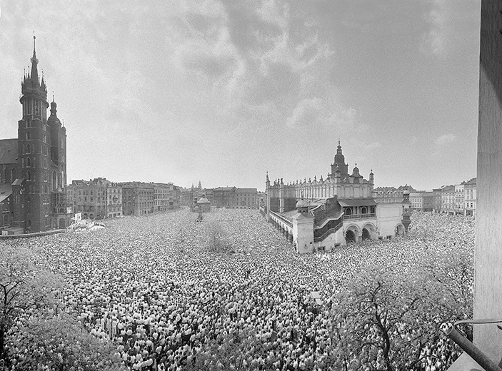 Pół miliona ludzi przyszło 19 maja 1981 r. na krakowski Rynek, aby wyrazić solidarność z Janem Pawłem II.