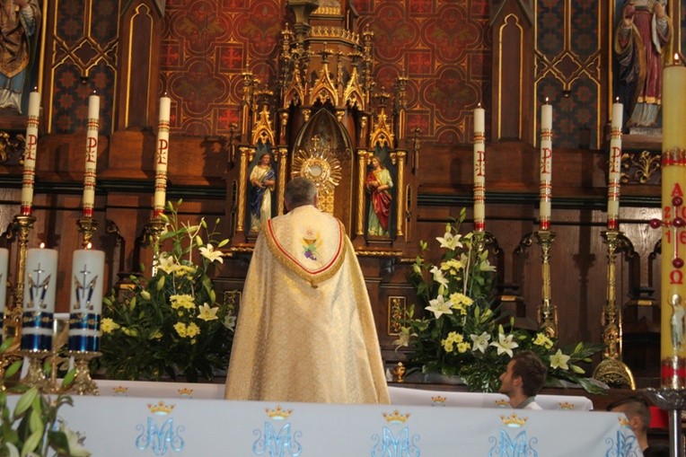 Symbole ŚDM w Szczurowej