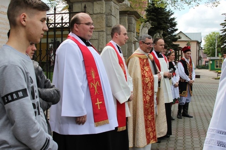 Symbole ŚDM w Szczurowej