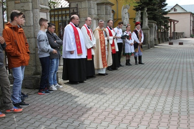 Symbole ŚDM w Szczurowej