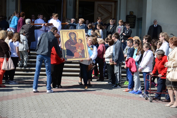 Symbole ŚDM w par. Trójcy Przenajświętszej w Mielcu