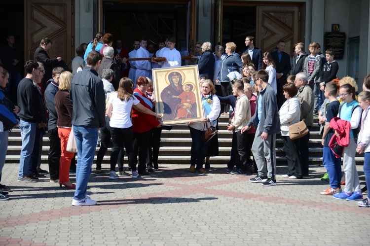 Symbole ŚDM w par. Trójcy Przenajświętszej w Mielcu