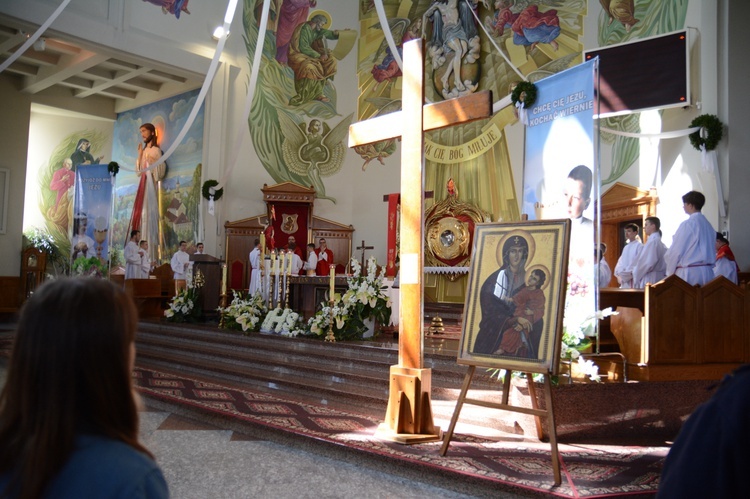 Symbole ŚDM w par. Trójcy Przenajświętszej w Mielcu