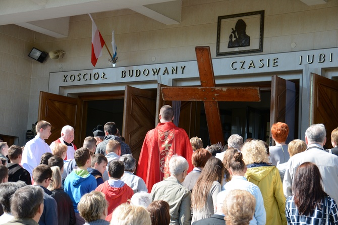 Symbole ŚDM w par. Trójcy Przenajświętszej w Mielcu