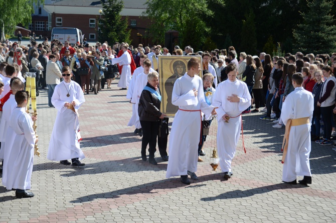 Symbole ŚDM w par. Trójcy Przenajświętszej w Mielcu