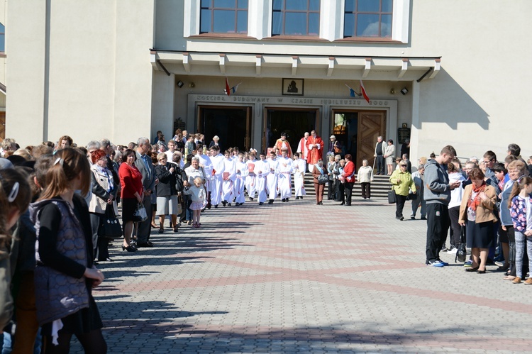 Symbole ŚDM w par. Trójcy Przenajświętszej w Mielcu