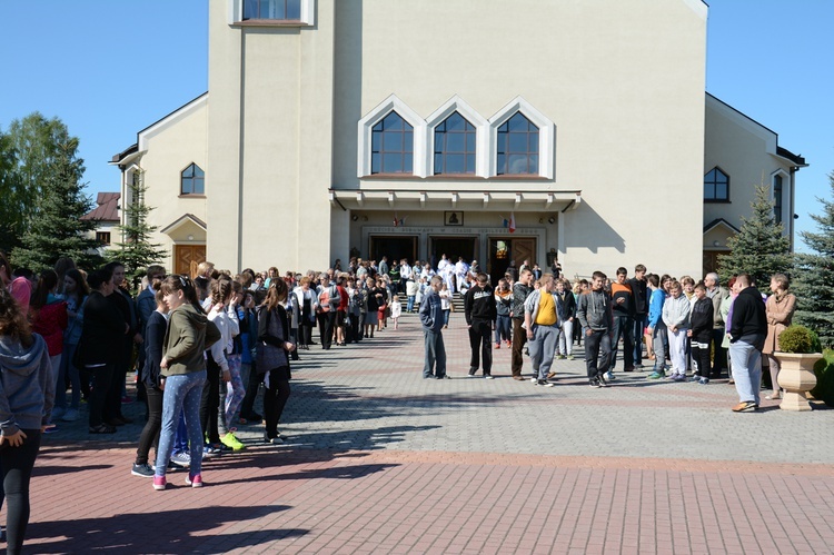 Symbole ŚDM w par. Trójcy Przenajświętszej w Mielcu