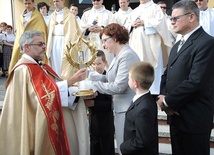 Ks. proboszcz przekazał rodzinom parafii relikiwe św. Faustyny i św. Jana Pawła II