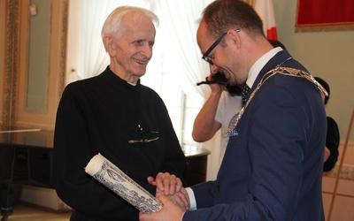 Tytuł honorowego obywatela Lublina o. Czuma otrzymał za niezłomną postawę patriotyczną i ogromne zasługi dla miasta