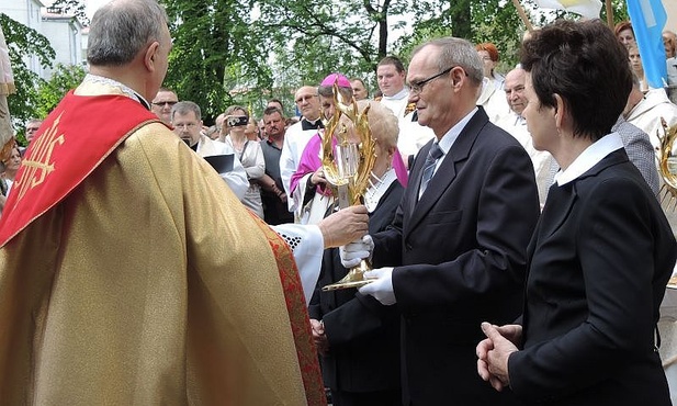 Relikiwe Apostołów Miłosierdzia wnieśli członkowie Akcji Katolickiej i Rady Parafialnej