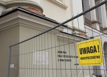 W marcu od fasady kościoła św. Anny przy Krakowskim Przedmieściu oderwały się kawałki gzymsu. Miejsce prowizorycznie ogrodzono
