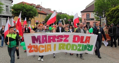 Kutnowski marsz wkracza na pl. Piłsudskiego