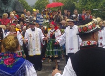 Do łowickich tańców przyłączyli się kapłani, którzy szli w pielgrzymce