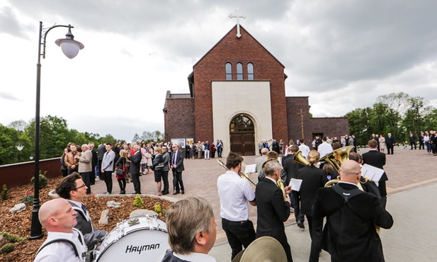 Z byłej gospody do nowego kościoła