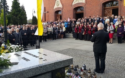 Po Eucharystii wszyscy zgromadzili się przy grobie sługi Bożej 