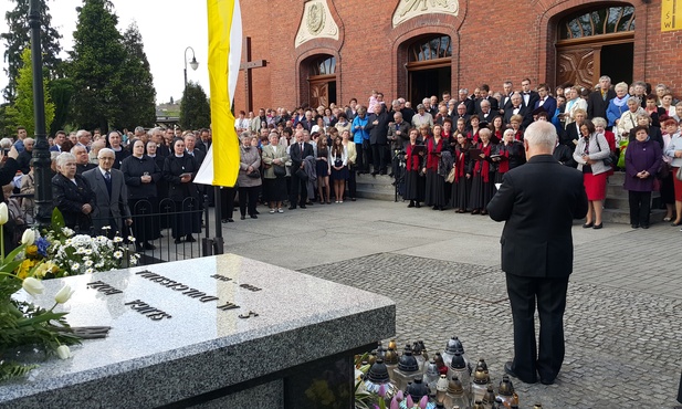 Po Eucharystii wszyscy zgromadzili się przy grobie sługi Bożej 