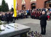 Po Eucharystii wszyscy zgromadzili się przy grobie sługi Bożej 