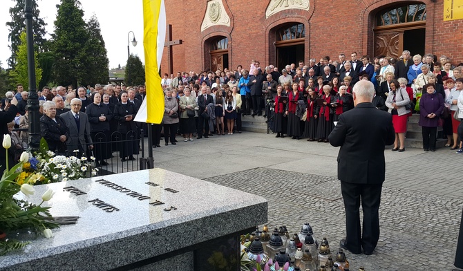 Po Eucharystii wszyscy zgromadzili się przy grobie sługi Bożej 