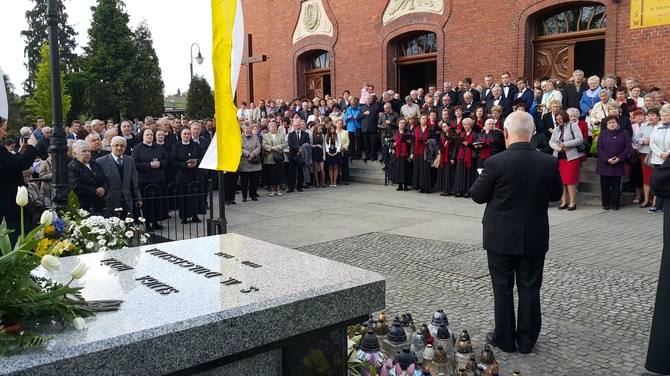 Po Eucharystii wszyscy zgromadzili się przy grobie sługi Bożej 